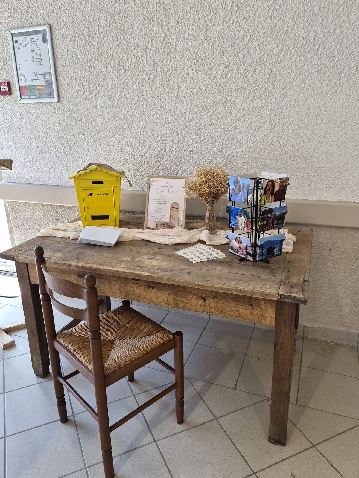 Bureau en bois ancien avec boîte aux lettres jaune et portant de cartes postales, espace souvenirs à louer à Agen