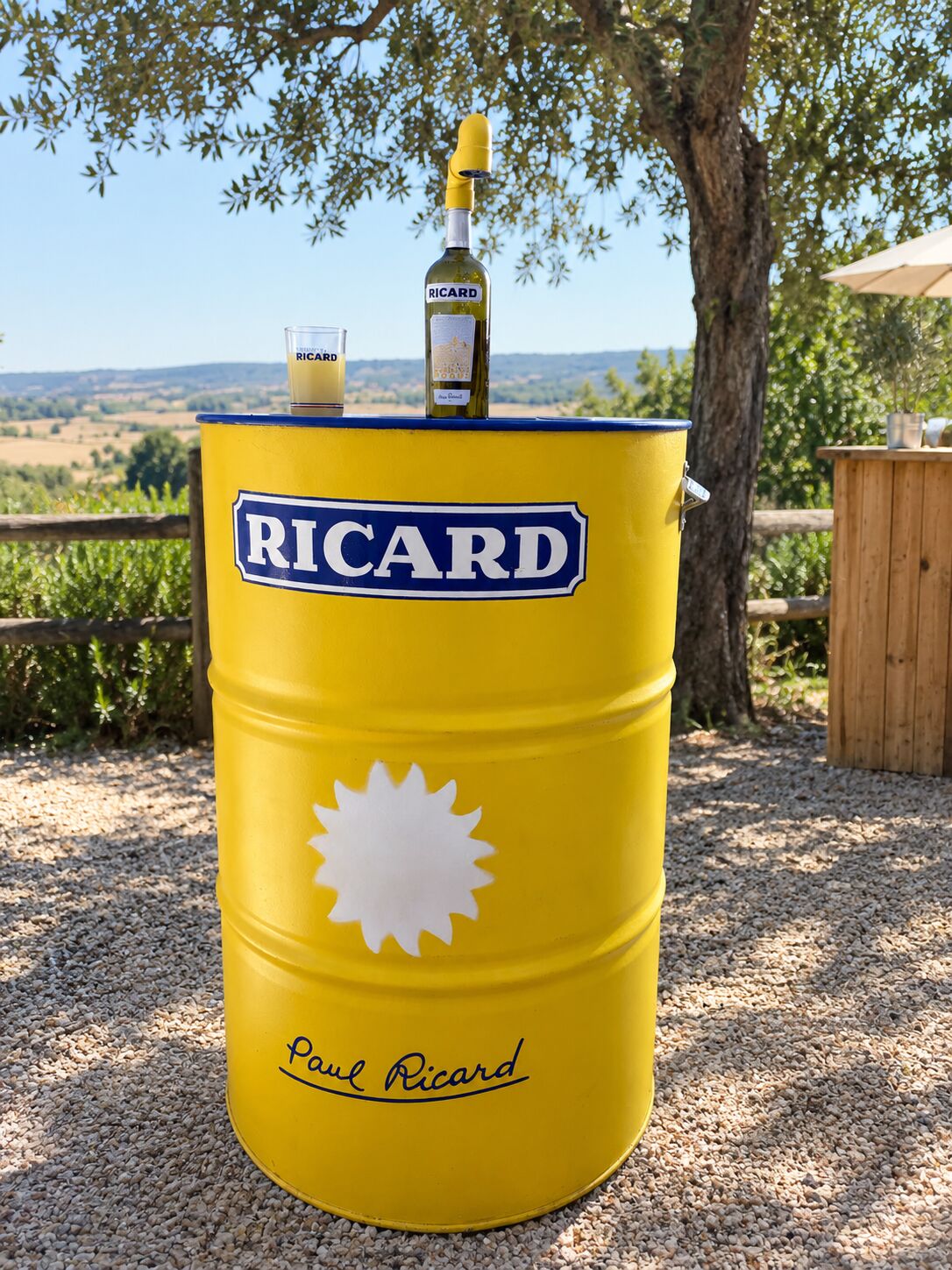 Fontaine à Ricard jaune fabriquée à la main dans un bidon, location pour apéritif d'événement autour d'Agen