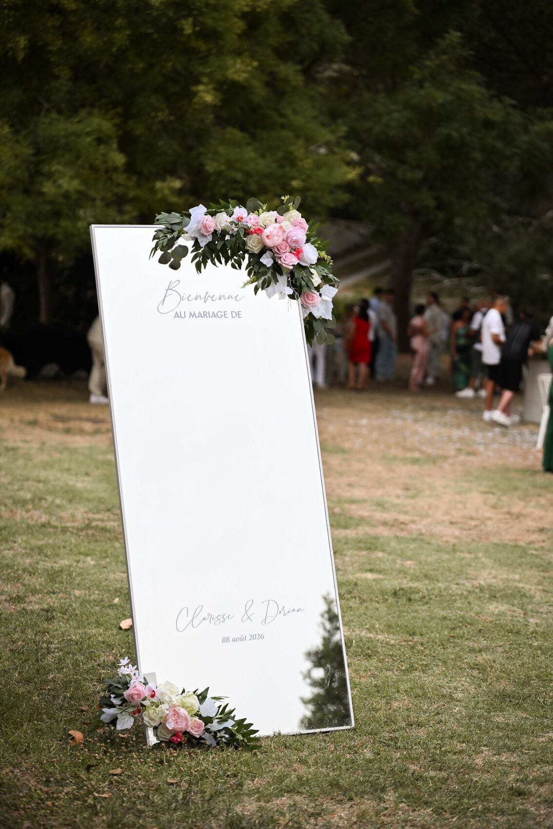 Miroir de bienvenue fleuri pour accueillir vos invités, location décoration mariage à Agen