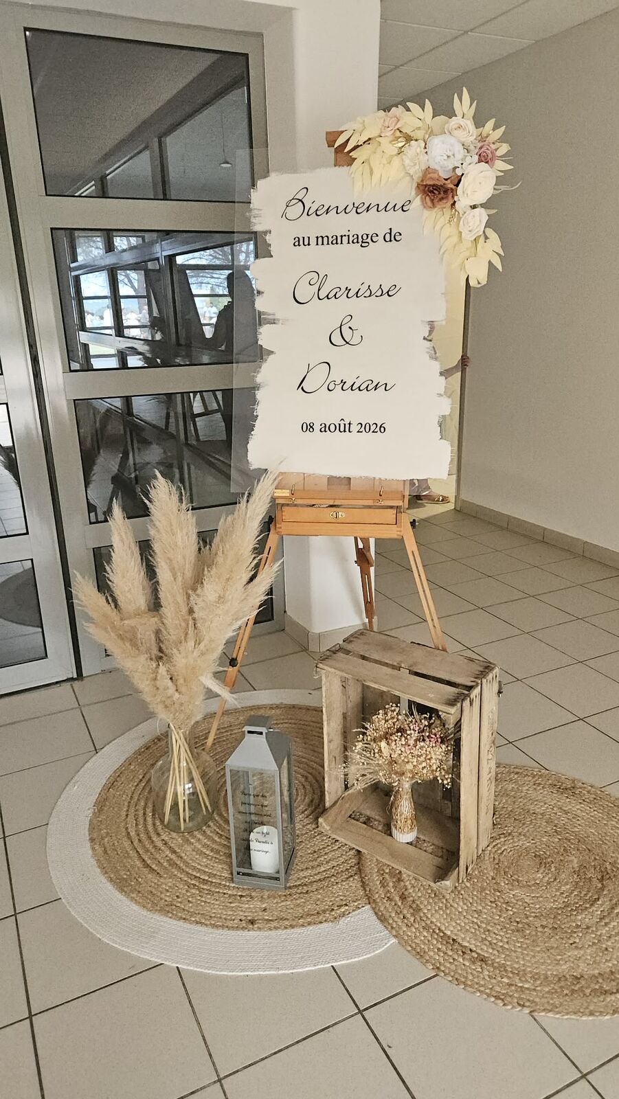 Panneau de bienvenue personnalisé sur chevalet en bois, fleurs séchées et pampa, location de décoration de mariage à Agen