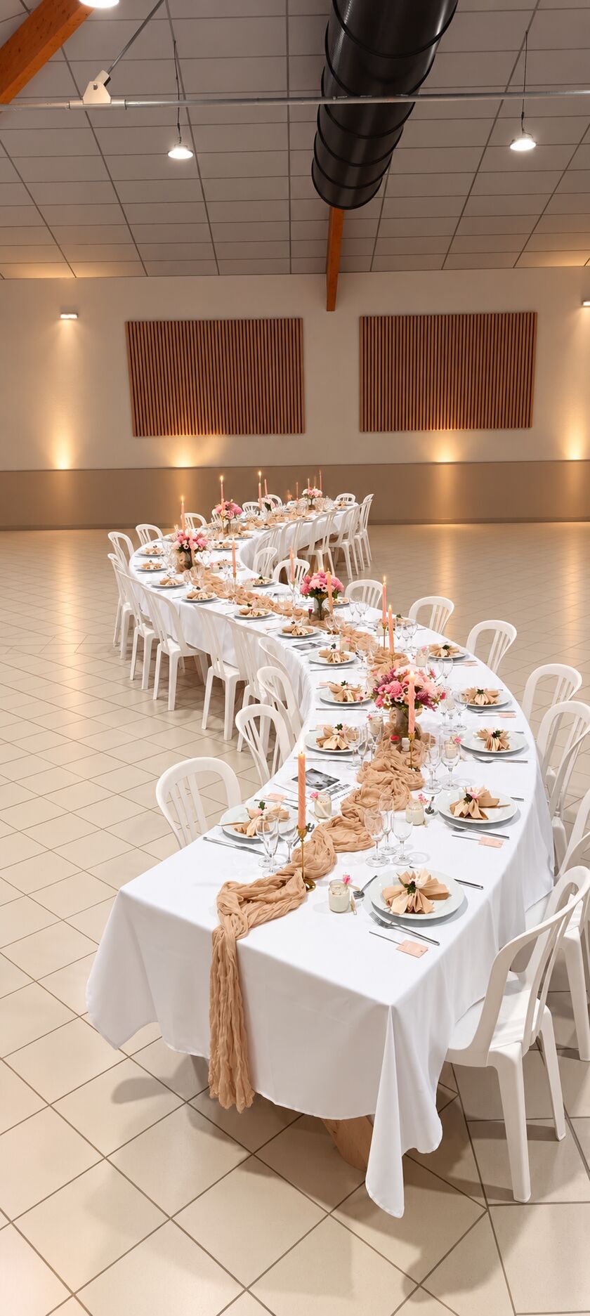 Table spirale de 11 mètres dressée pour un repas de mariage dans une salle, location de table de réception à Agen